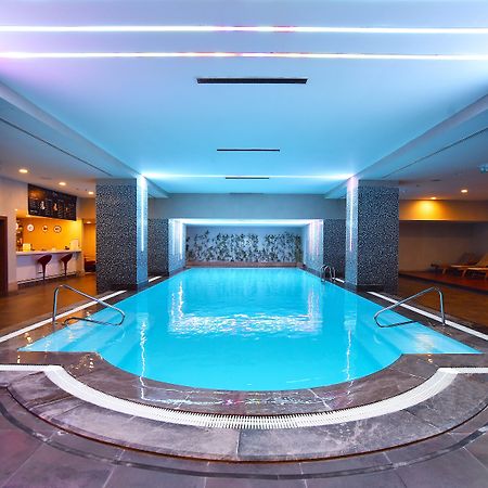 Cevahir Hotel Istanbul Asia Exteriér fotografie The swimming pool at the hotel