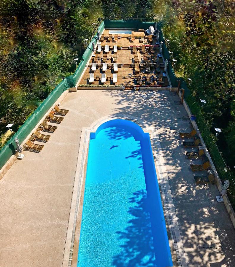 Cevahir Hotel Istanbul Asia Exteriér fotografie The swimming pool at the hotel