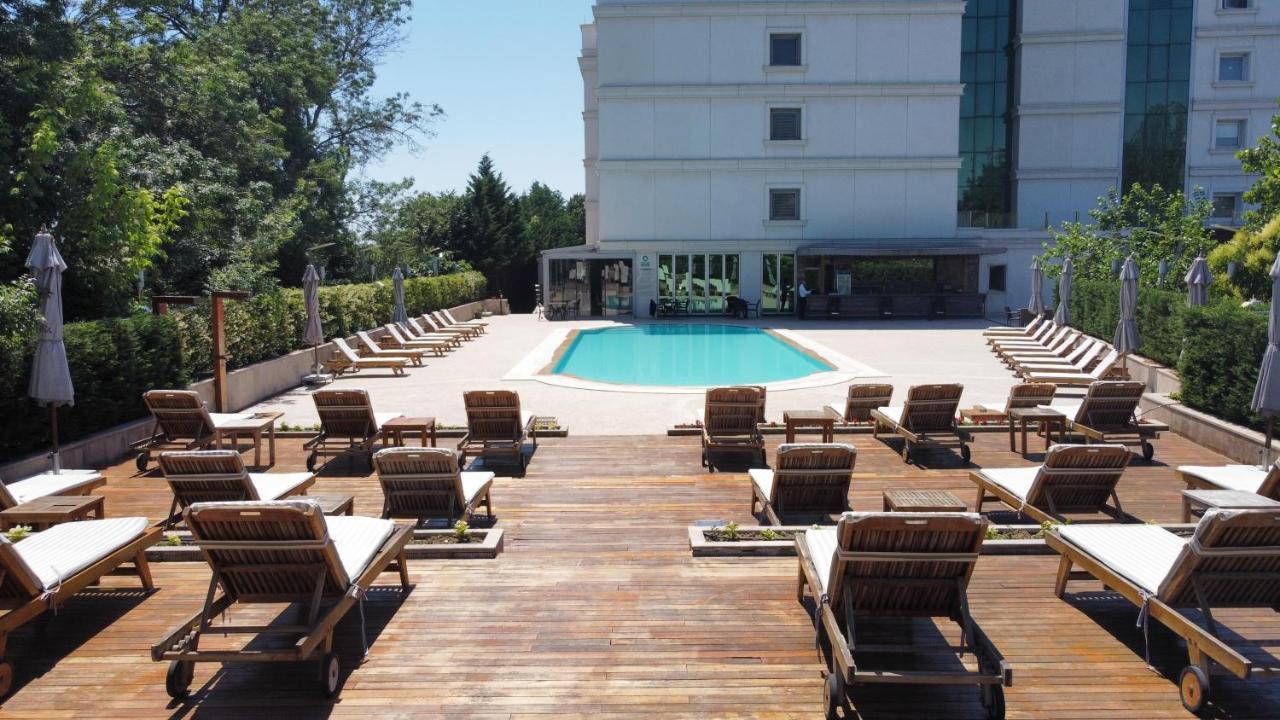 Cevahir Hotel Istanbul Asia Exteriér fotografie The pool at the hotel