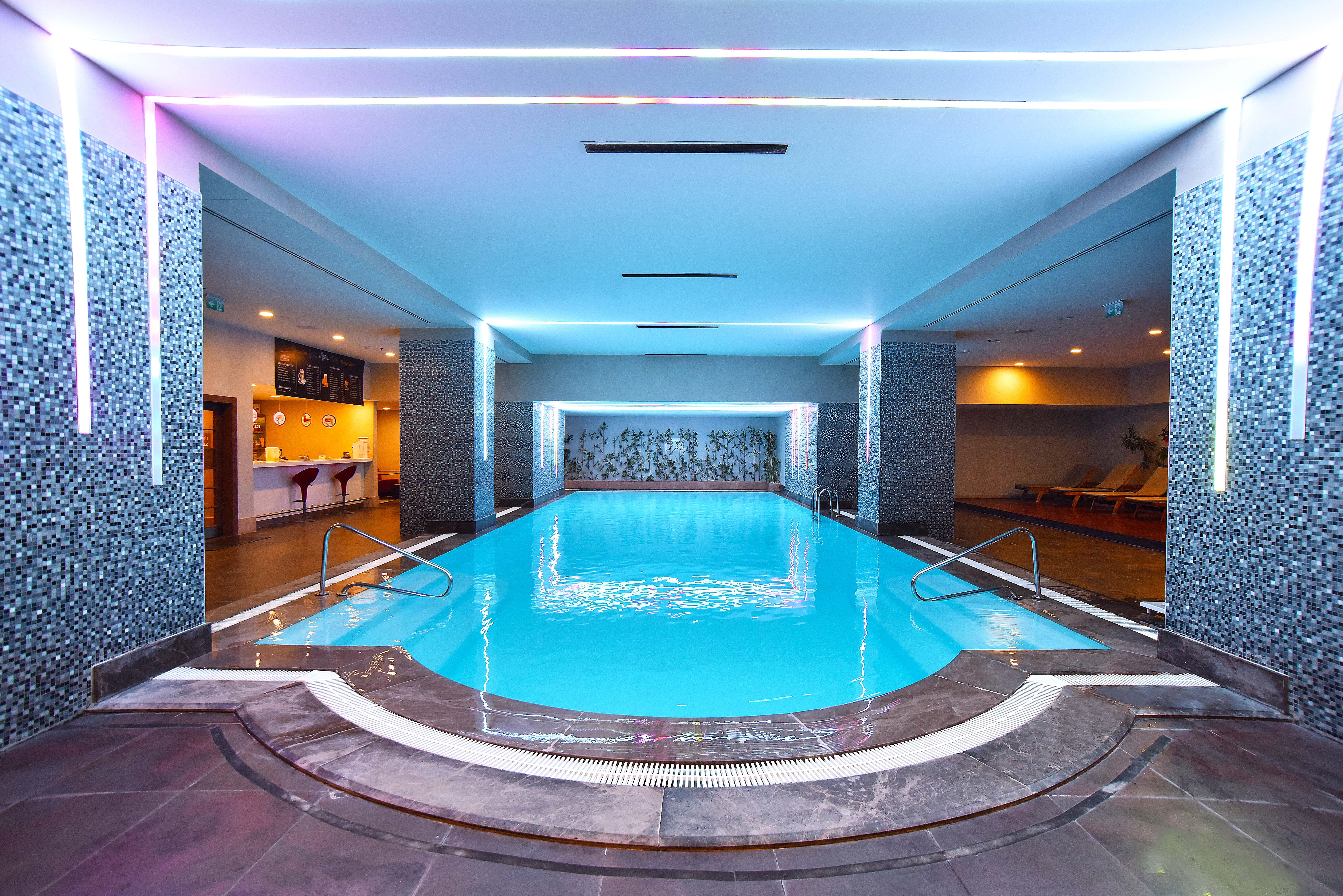 Cevahir Hotel Istanbul Asia Exteriér fotografie The swimming pool at the hotel