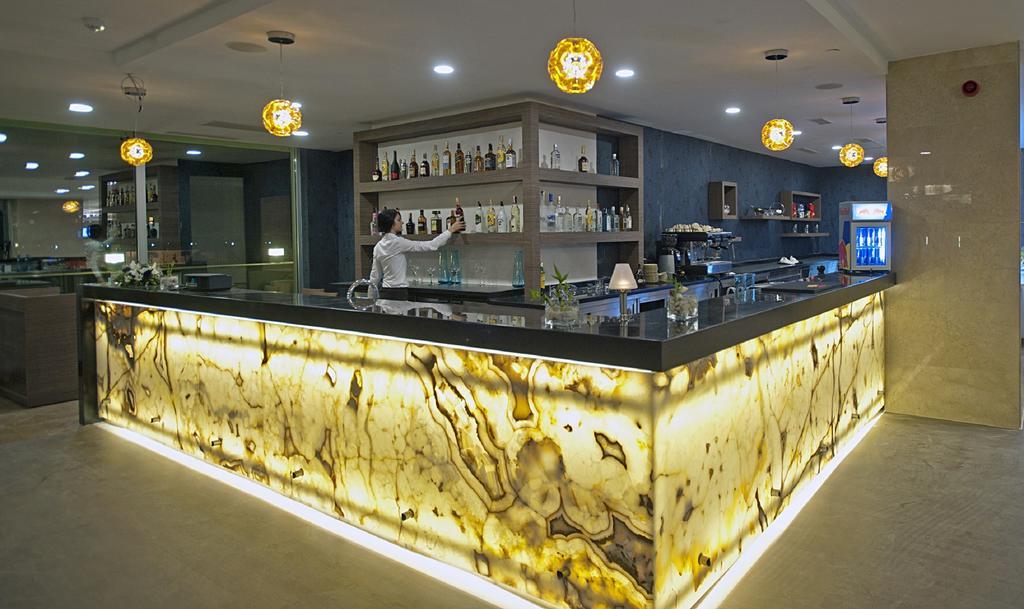 Cevahir Hotel Istanbul Asia Exteriér fotografie A bar made of translucent stone